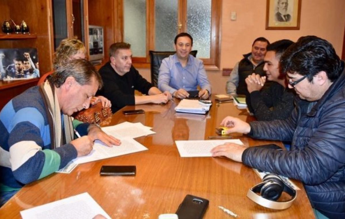Acordaron aumento del 17% para los municipales de Trelew
