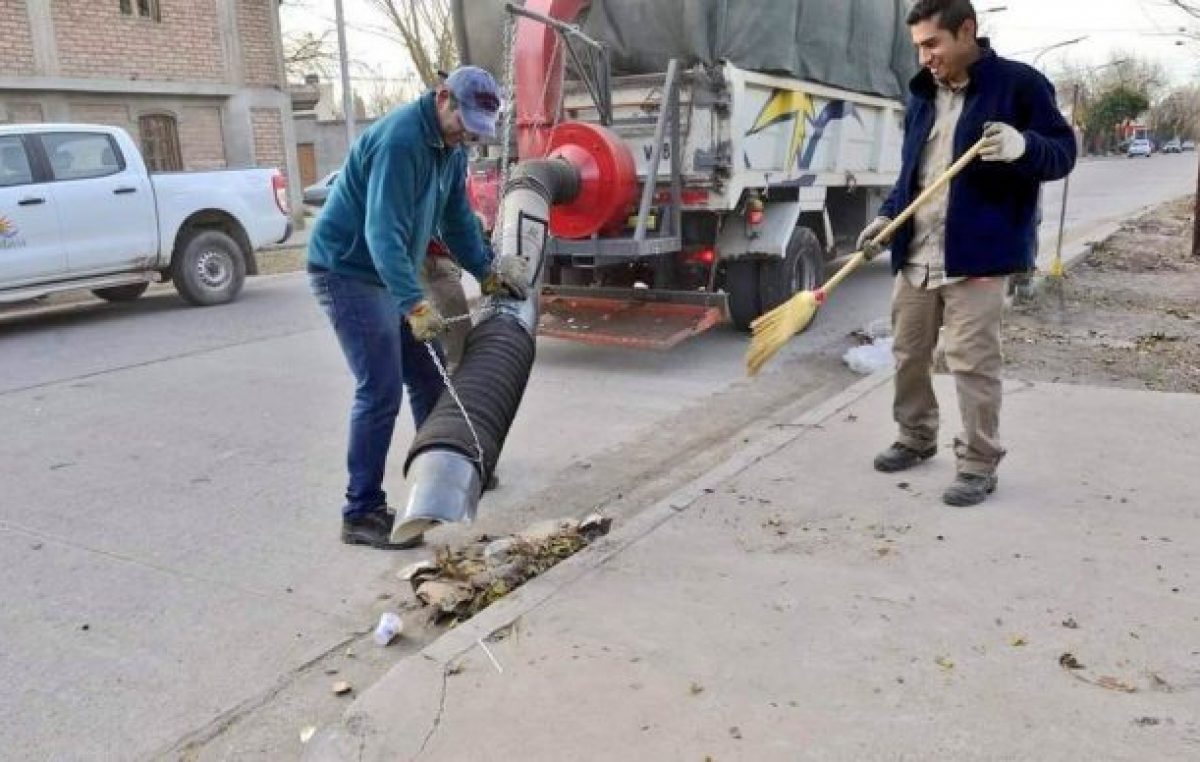 Rivadavia (Mendoza) presentó una aspiradora de hojas diseñada por empleados municipales