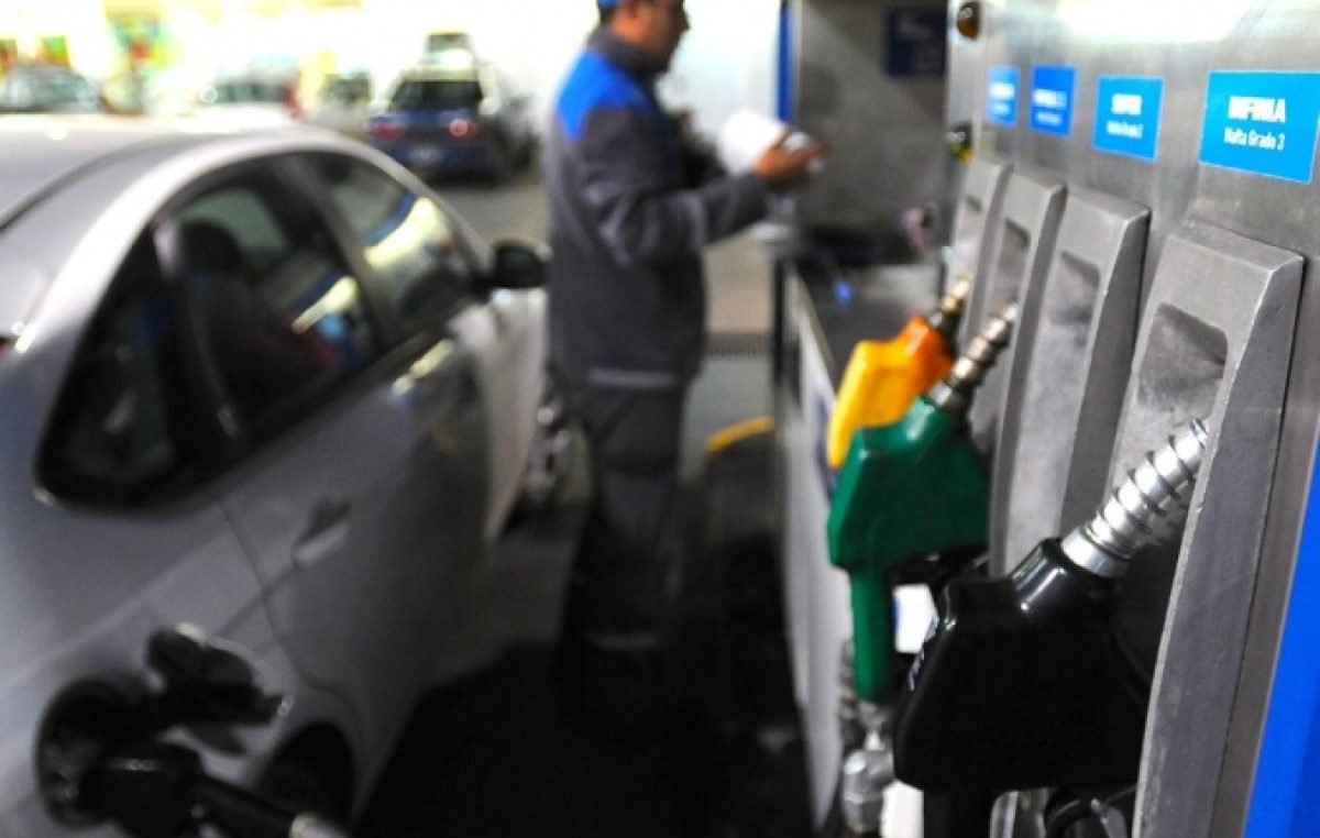 Mientras trabajadores paran contra el “techo salarial” aumentan nafta, transporte y prepagas