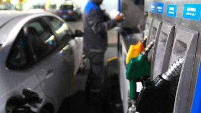 Mientras trabajadores paran contra el “techo salarial” aumentan nafta, transporte y prepagas