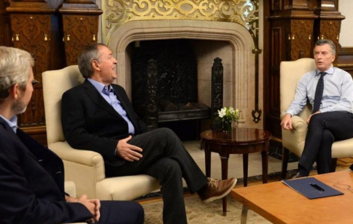 Gobernadores hablan de “privilegios” pero millones de bonaerenses siguen sin agua ni cloacas