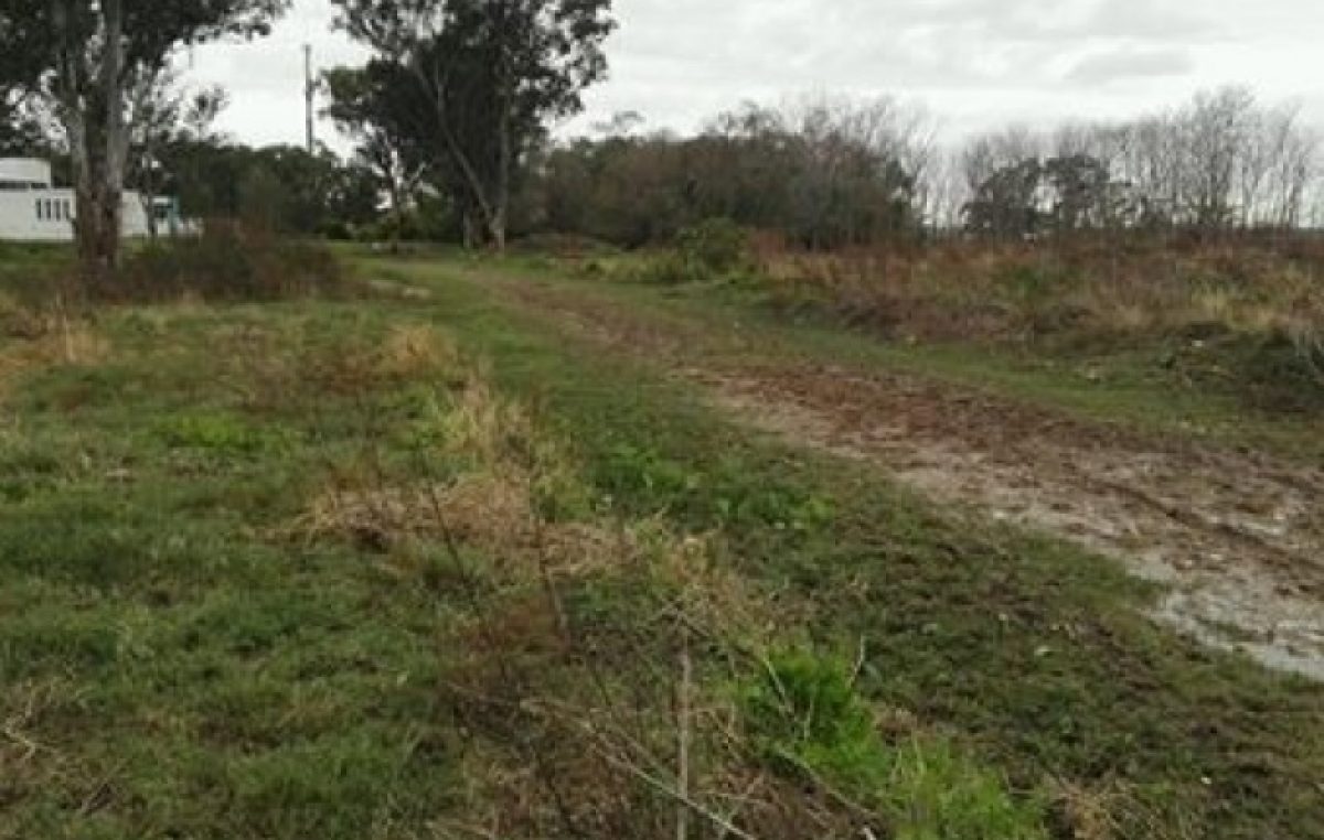 En Berisso, una escuela terminada en 2015 no funciona por la falta pavimentación en su acceso