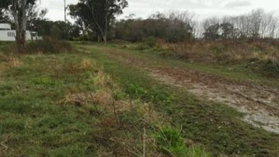 En Berisso, una escuela terminada en 2015 no funciona por la falta pavimentación en su acceso