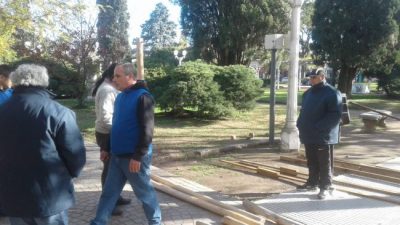 Trabajadores municipales de Luján levantan una carpa de protesta
