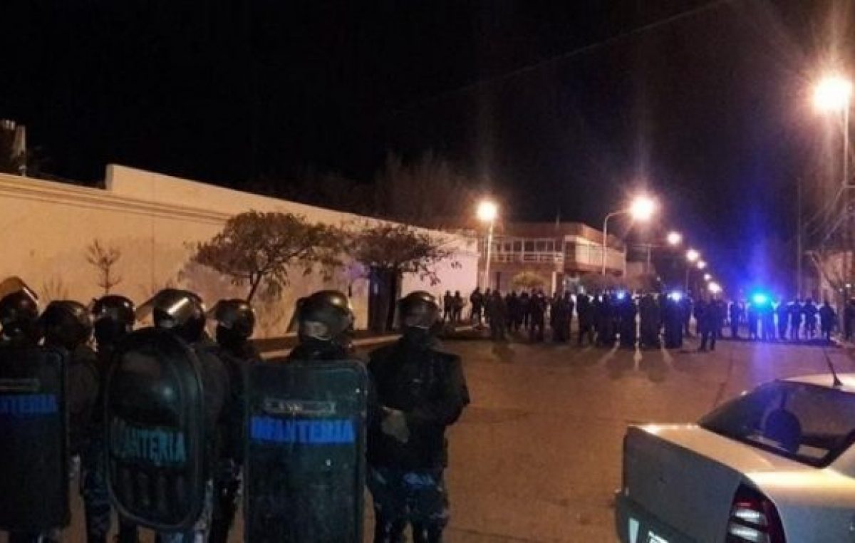 El mundial de la represión: balas de goma y gases lacrimógenos contra los docentes de Chubut