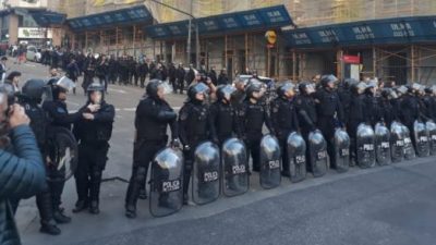 Ciudad militarizada: desmesurado despliegue policial por los despidos en la Agencia Télam