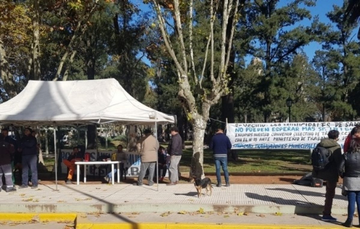 Protestan los municipales de San Vicente con una carpa en la plaza