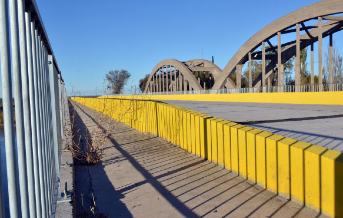 Río Negro: Ruta y puente nuevo de un solo lado, del otro apenas promesas