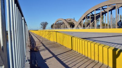 Río Negro: Ruta y puente nuevo de un solo lado, del otro apenas promesas