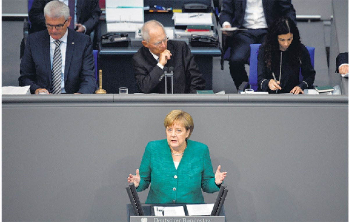 Proponen centros europeos de migrantes