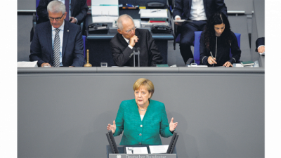 Proponen centros europeos de migrantes