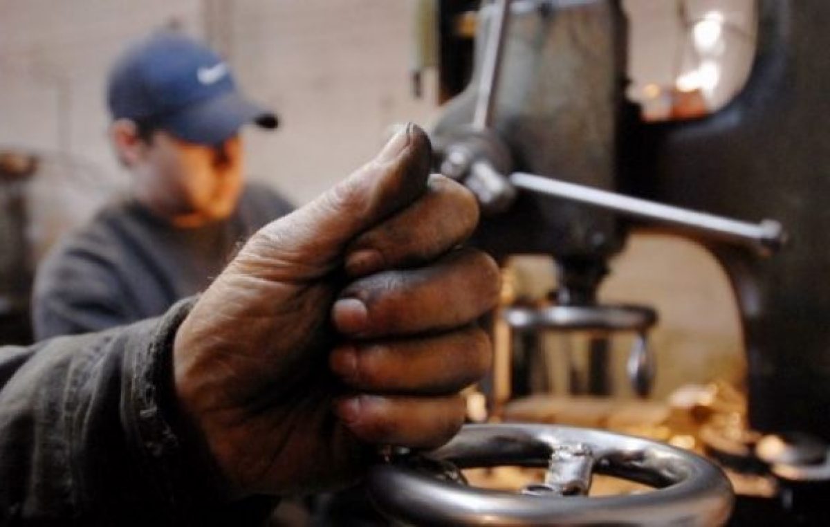La industria sólo pierde empleo