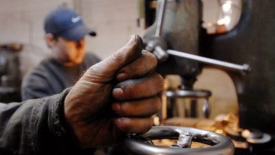 La industria sólo pierde empleo