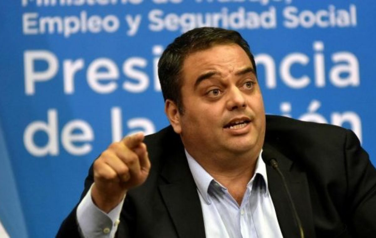 Triaca afirmó que el medio aguinaldo de junio pagará ganancias y dijo que “no hay despidos masivos”