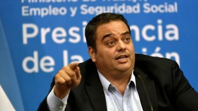 Triaca afirmó que el medio aguinaldo de junio pagará ganancias y dijo que “no hay despidos masivos”