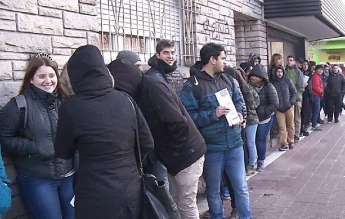 Dos cuadras de cola para conseguir un trabajo en Mar del Plata