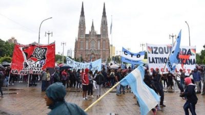 La Plata: Para frenar la crisis, Garro ampliará la ayuda social destinando servicios y obras para cooperativas