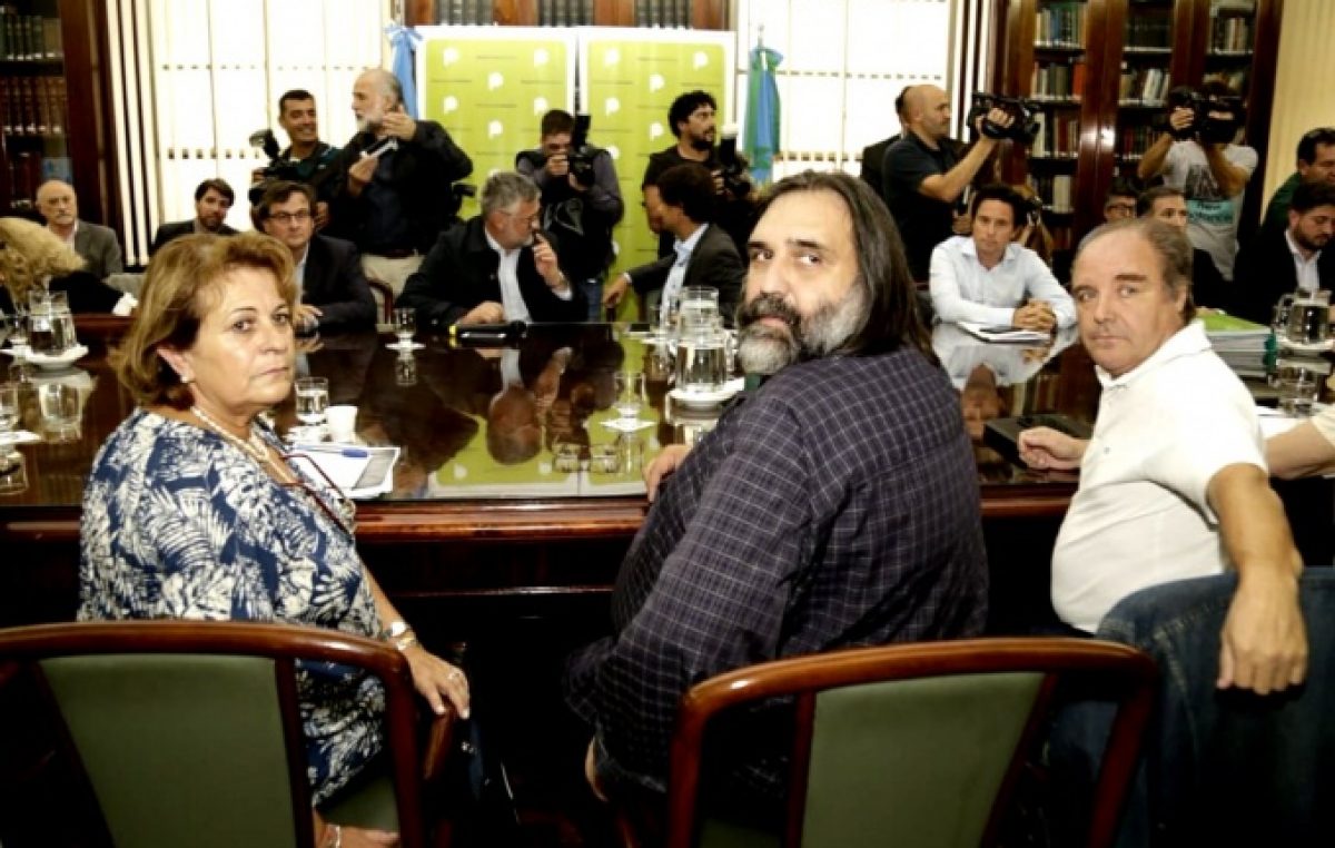 Informe sostiene que con los anticipos salariales, Buenos Aires le paga a docentes hasta 6.500 pesos menos
