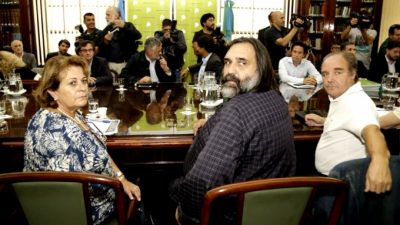 Informe sostiene que con los anticipos salariales, Buenos Aires le paga a docentes hasta 6.500 pesos menos