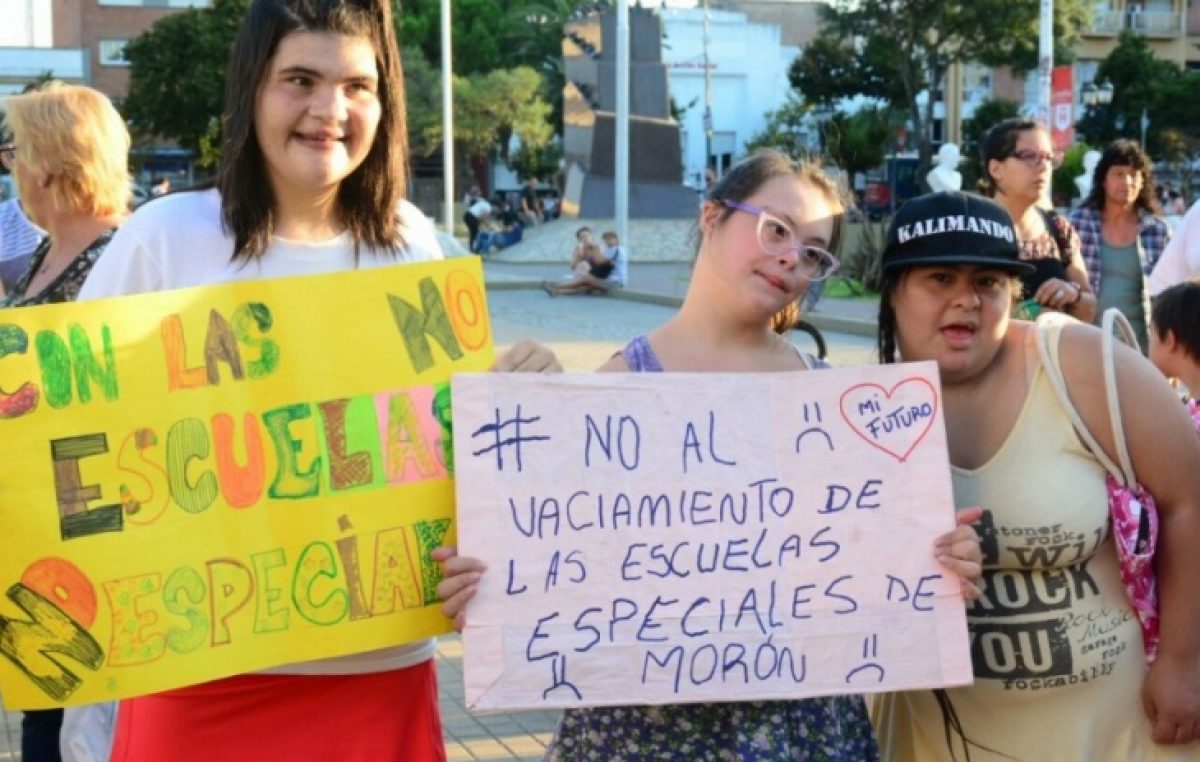 Familiares denuncian que el municipio de Morón quitó el transporte a chicos discapacitados