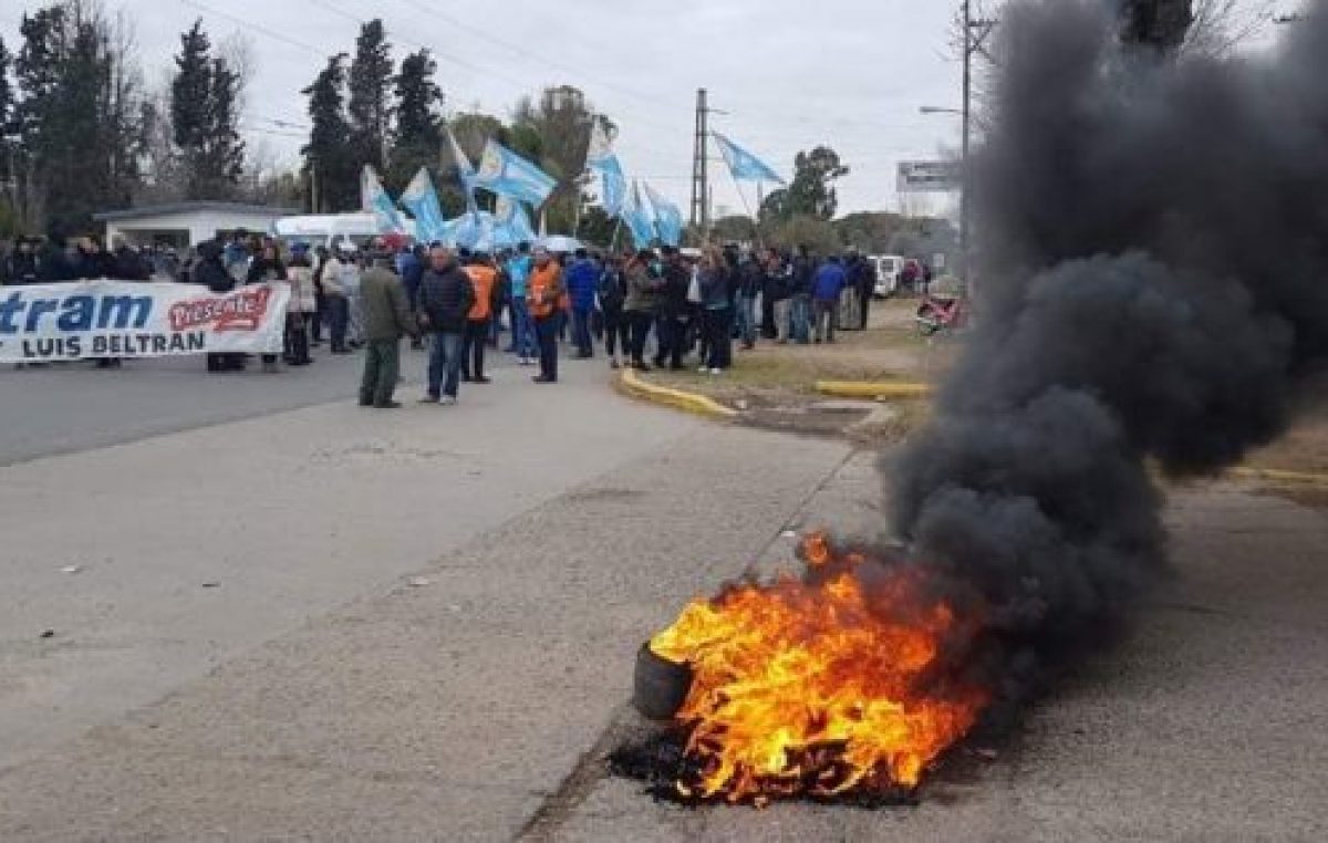 Concentración y Corte de Ruta por despidos en la Municipalidad de Beltrán