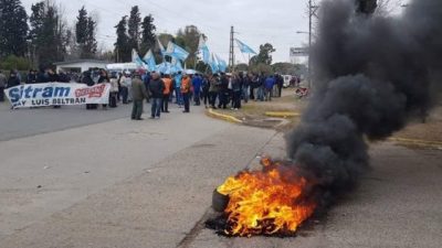 Concentración y Corte de Ruta por despidos en la Municipalidad de Beltrán