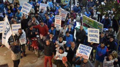 El gremio municipal de Tucumán y la intendencia se enfrentan y cruzan acusaciones políticas