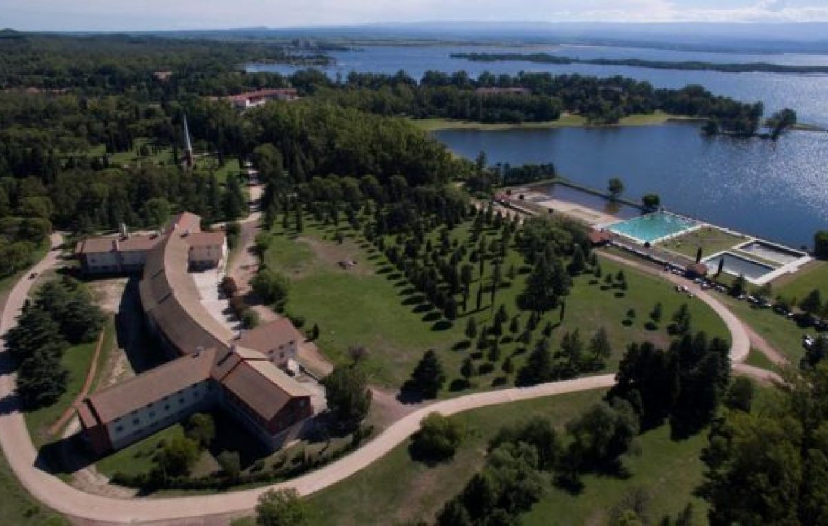 Hoteles de Embalse: uno a la Provincia y tres a entidades