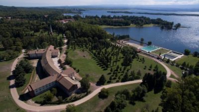 Hoteles de Embalse: uno a la Provincia y tres a entidades