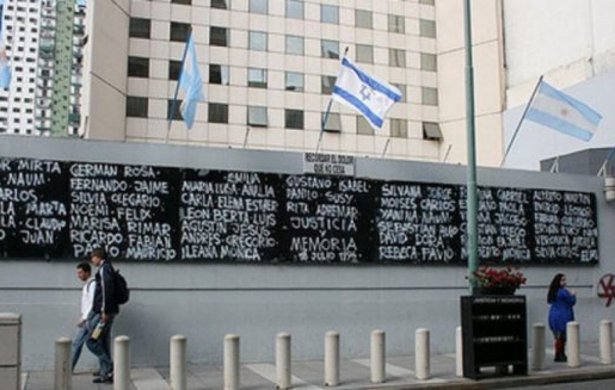 Una conmemoración por separado