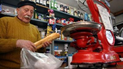 A raíz de la crisis, el consumo de productos masivos cayó 9% en el último bimestre