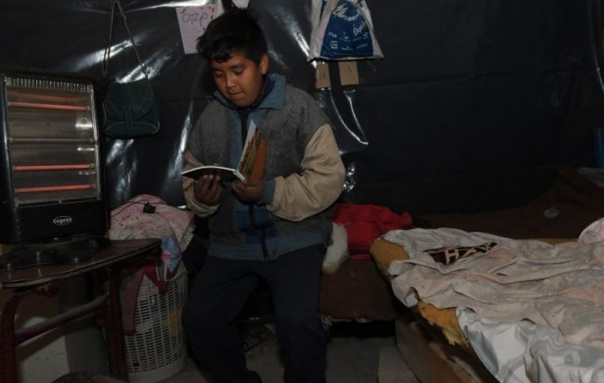 El ‘lado B’ de las nevadas: familias con frío en casas de madera y nylon de Mendoza