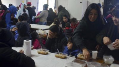 Cada vez más familias reciben comida en los barrios de Bariloche