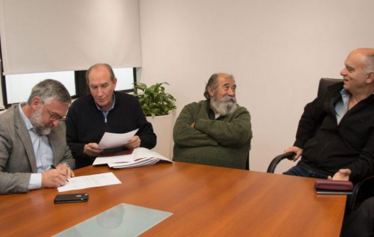Adelantan pago de la suba a municipales en Lanús