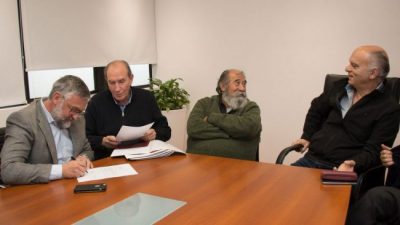 Adelantan pago de la suba a municipales en Lanús