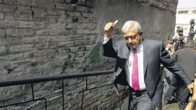 López Obrador reduce su futuro salario