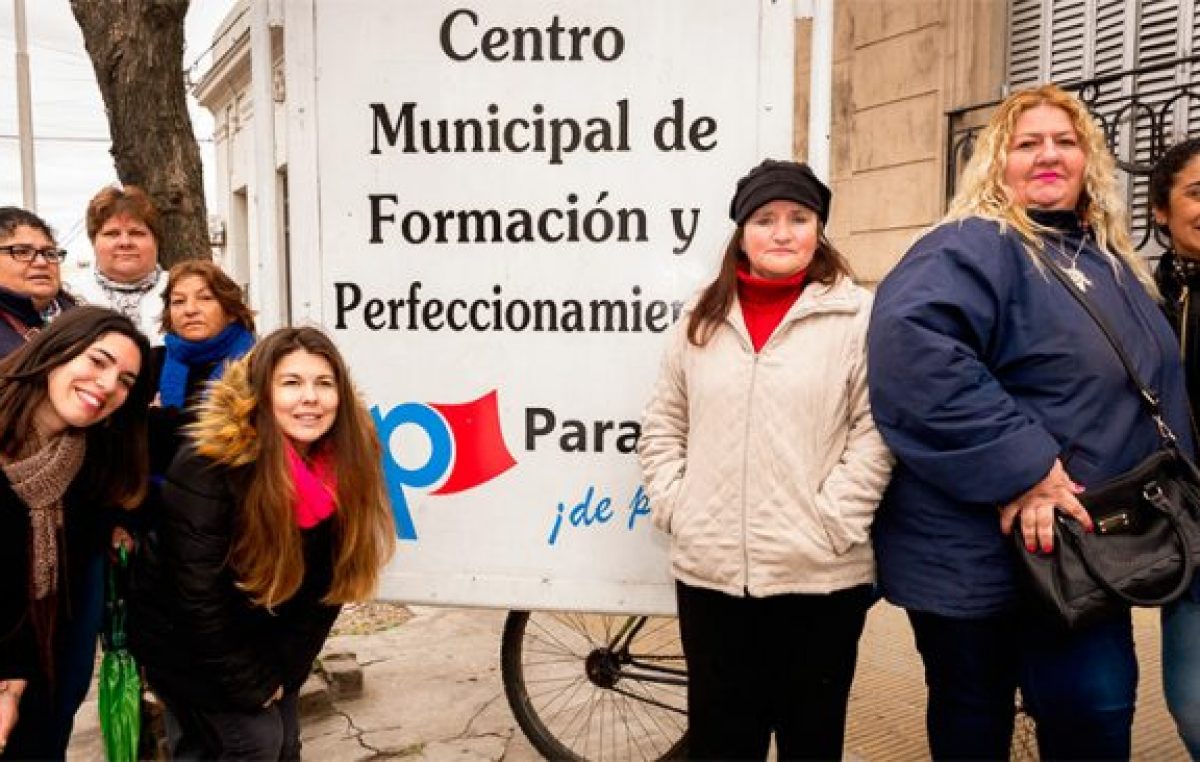 Se gradúan 45 municipales de Paraná que completaron sus estudios secundarios