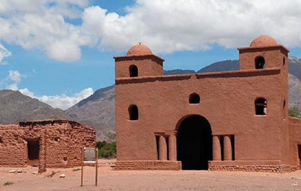 Por la ruta del adobe en Catamarca
