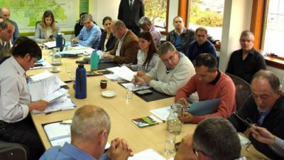 Los municipales neuquinos cederán más para salvar la caja