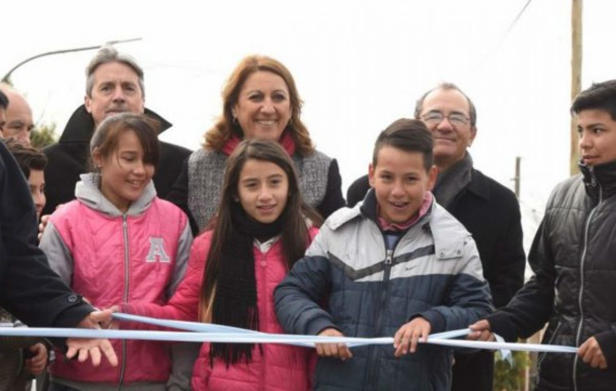 La intendenta de Rosario calificó de «lamentable» que Perotti no haya tomado posición en el debate por el aborto