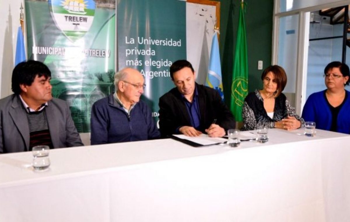 Trelew: Firmaron convenio con la Universidad para que empleados municipales puedan estudiar carreras de grado