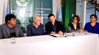 Trelew: Firmaron convenio con la Universidad para que empleados municipales puedan estudiar carreras de grado