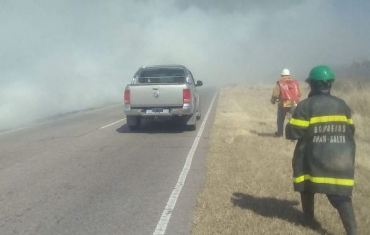 Salta: Bomberos sin recursos: apagan el fuego con botellas descartables