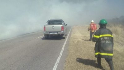 Salta: Bomberos sin recursos: apagan el fuego con botellas descartables
