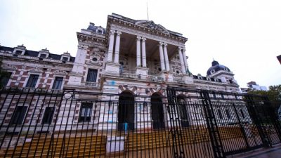 Alerta entre los gremios bonaerenses por un plan del Gobierno para “desfinanciarlos”