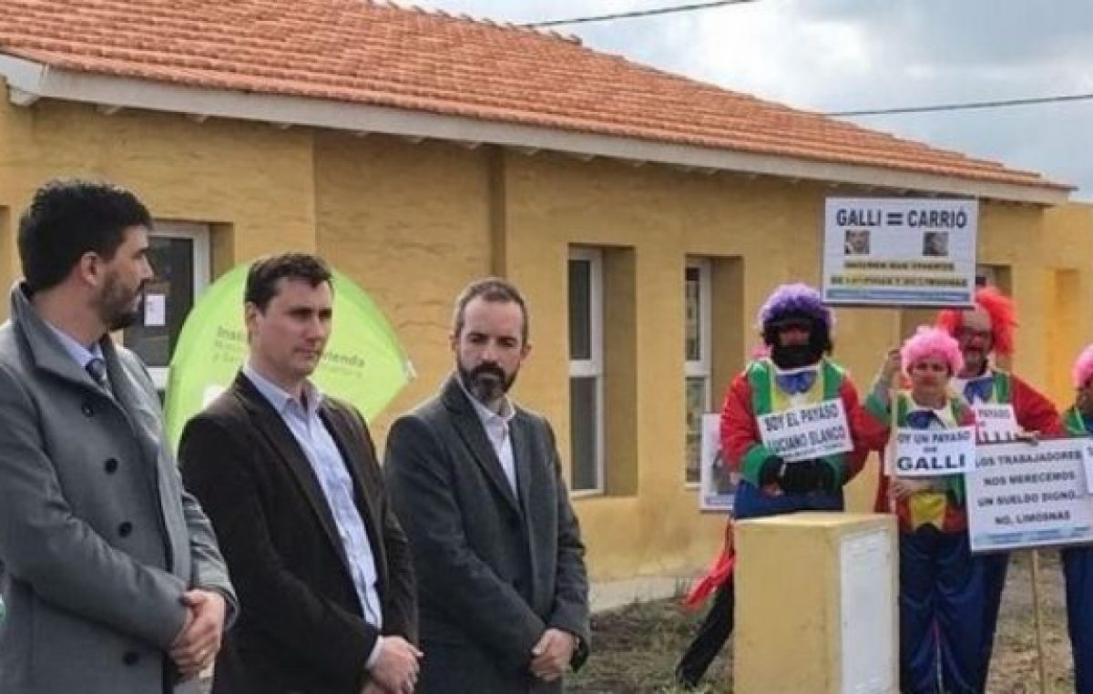 Insatisfechos con la paritaria, municipales de Olavarría se visten de payasos y persiguen al intendente