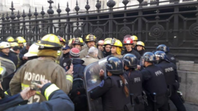 Cercados por un celoso operativo policial los bomberos protestaron ante el Congreso