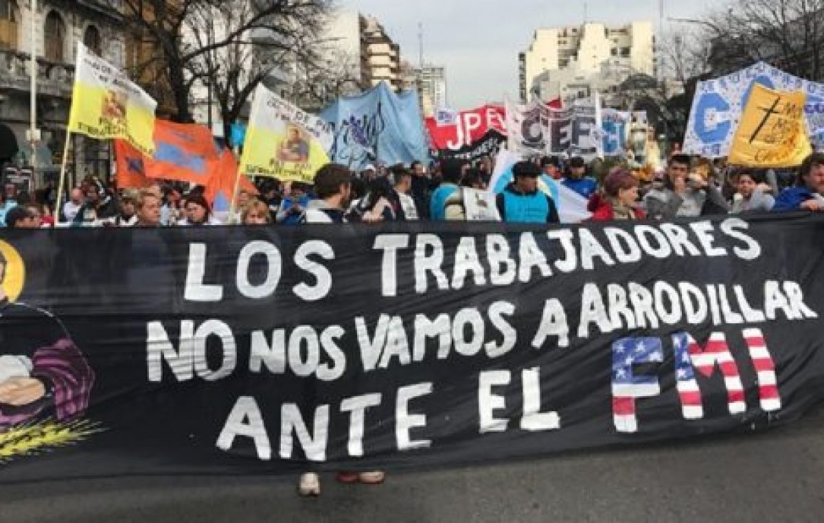 San Cayetano: masiva marcha en la Plaza de Mayo contra el ajuste de Macri y el FMI