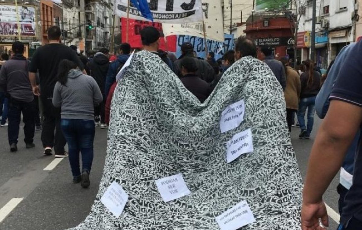 El país que se tapa: realizan un «frazadazo» por los derechos de las personas sin techo