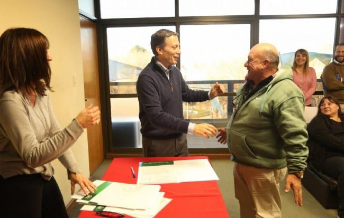 Pasan a planta permanente a empleados municipales de Esteban Echeverría